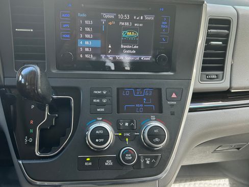 Used 2016 Toyota Sienna XLE FWD image 9
