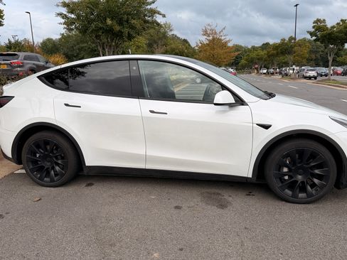 Used 2022 Tesla Model Y Long Range AWD/4WD image 1