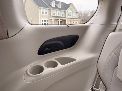 Used 2017 Chrysler Pacifica Limited w/ Advanced Safetytec Group image 26