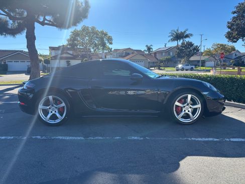 Used 2018 Porsche 718 Cayman S image 2