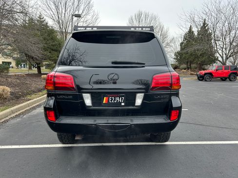 Used 2009 Lexus LX 570 4WD w/ Preferred Accessory Pkg image 5