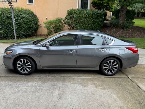 Used 2016 Nissan Altima 2.5 SL w/ 2.5 Technology w/LED Package FWD image 2