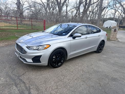 Used 2019 Ford Fusion SE image 1