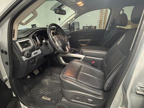 Used 2019 Nissan Titan PRO-4X w/ Pro-4x Convenience Package image 14