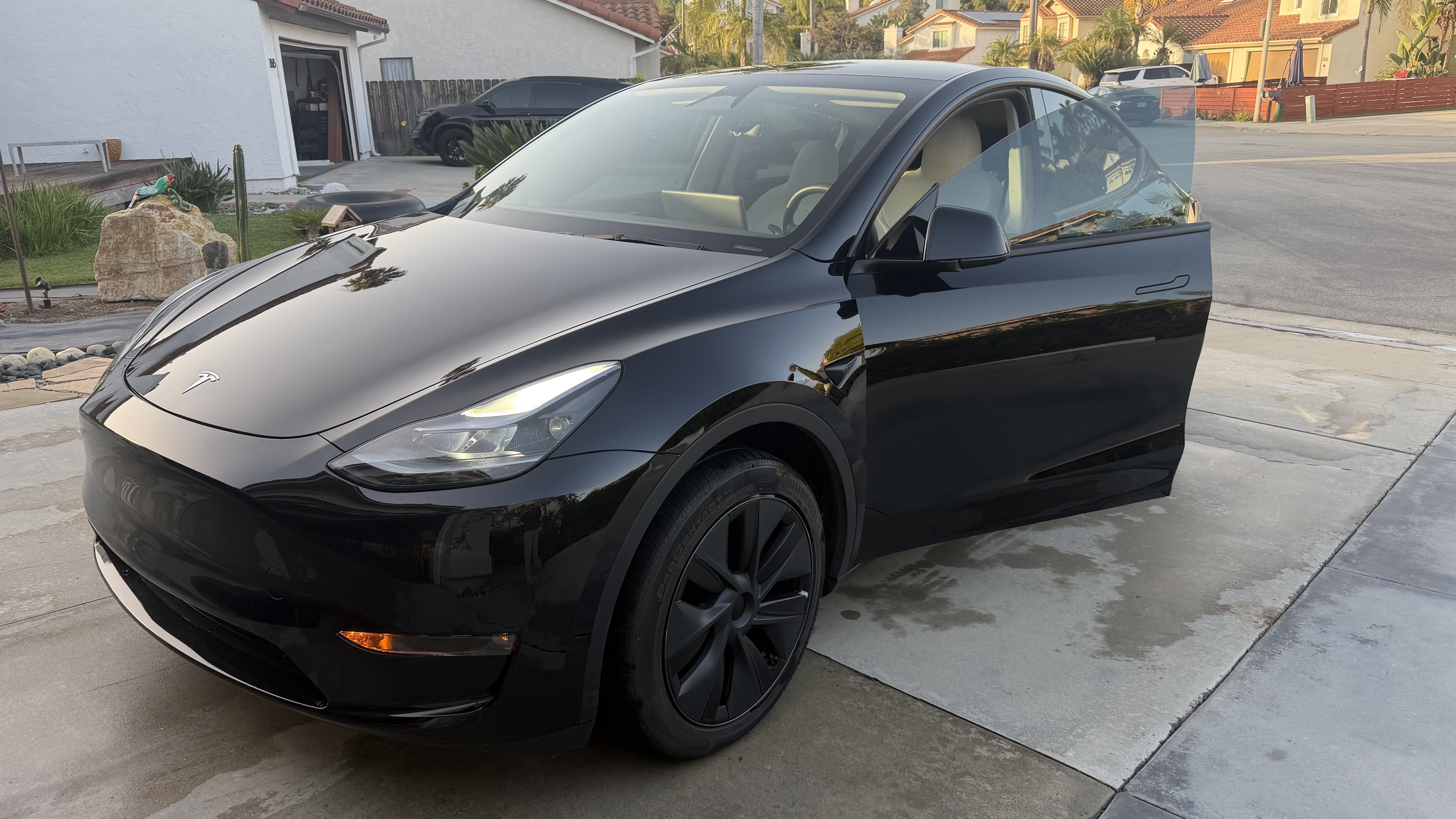 Used 2024 Tesla Model Y Long Range AWD/4WD image 2