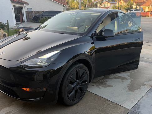 Used 2024 Tesla Model Y Long Range AWD/4WD image 2
