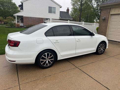 Used 2017 Volkswagen Jetta SE FWD image 9