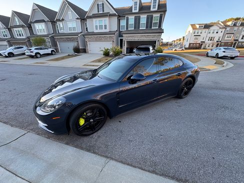Used 2018 Porsche Panamera 4 image 2