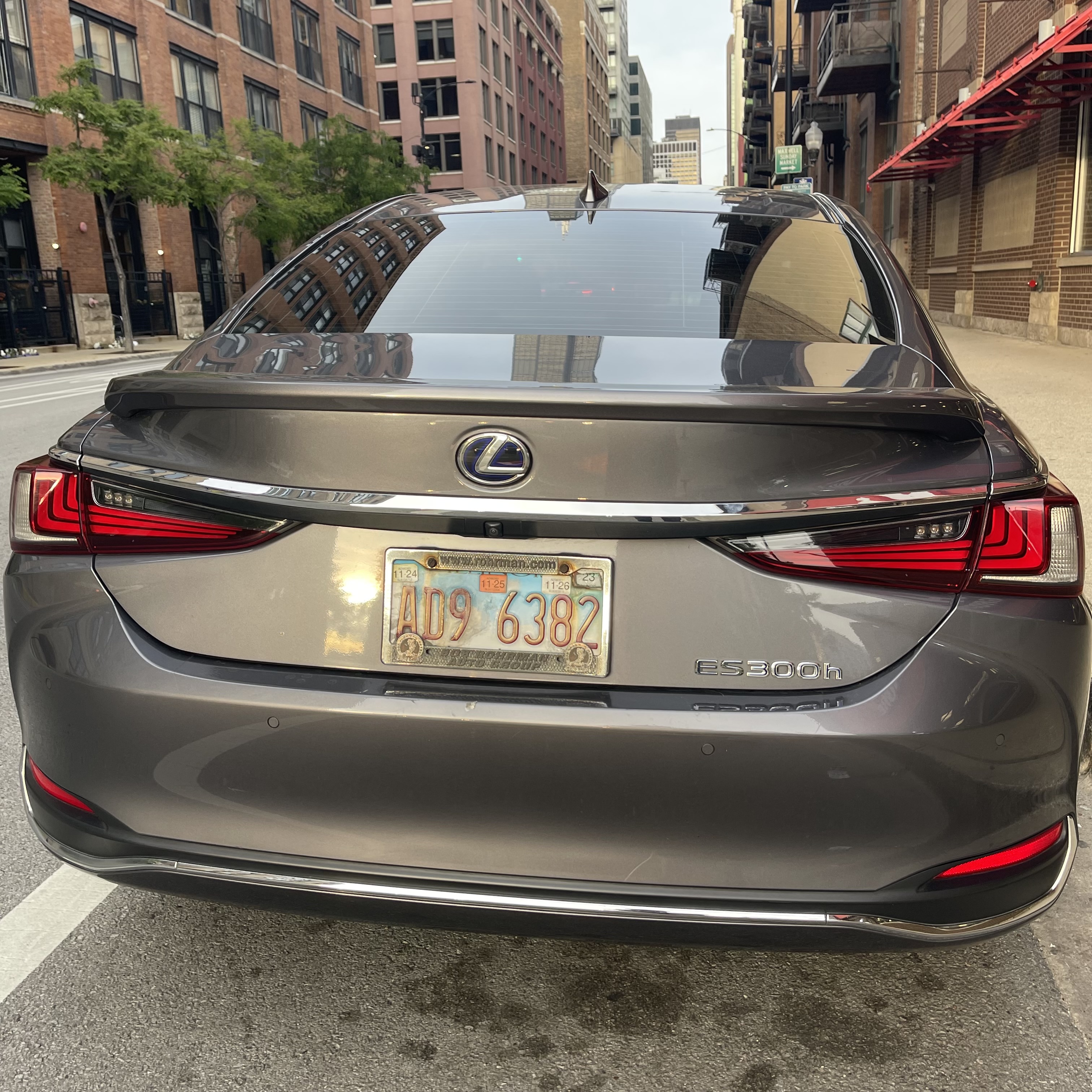 Used 2020 Lexus ES 300h w/ Premium Package FWD image 2