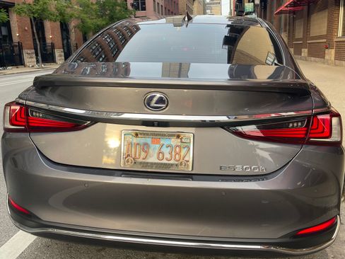 Used 2020 Lexus ES 300h w/ Premium Package FWD image 2