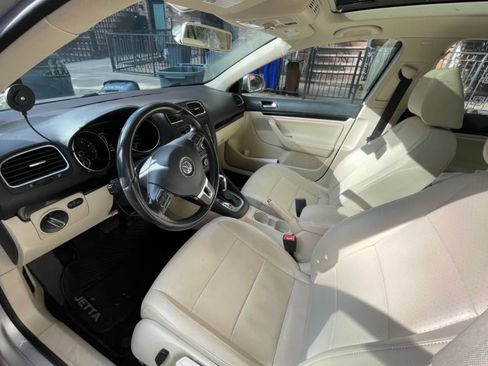 Used 2011 Volkswagen Jetta SE w/ Premium Pkg image 2