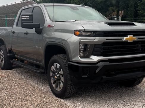 Used 2024 Chevrolet Silverado 2500 Custom w/ Custom Value Package image 2