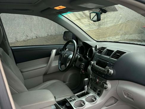 Used 2012 Toyota Highlander SE w/ Tow Pkg image 11