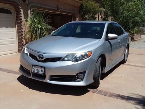 Used 2013 Toyota Camry SE image 2