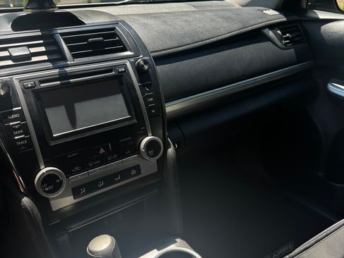 Used 2012 Toyota Camry SE FWD image 6