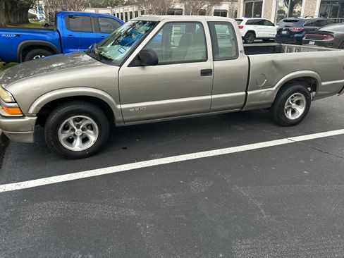 Used 2001 Chevrolet S10 Pickup LS w/ Preferred Equipment Group image 4