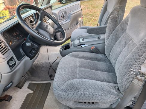 Used 1999 GMC Suburban 2WD w/ Marketing Opt Pkg 2 image 17