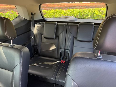 Used 2023 Volkswagen Atlas SE w/ Black Wheel Package image 10