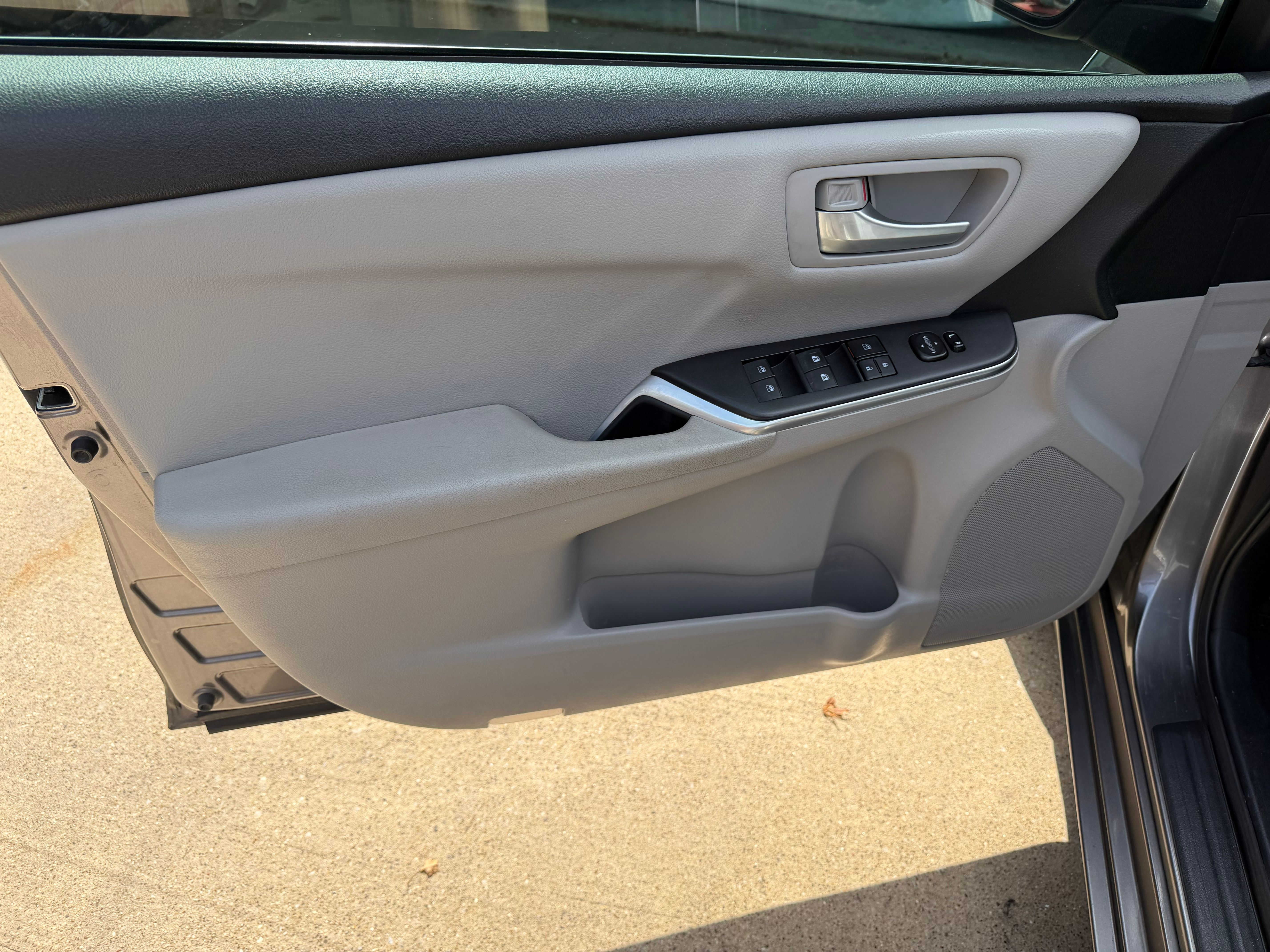 Used 2017 Toyota Camry SE FWD image 14