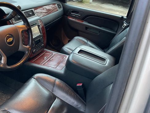 Used 2013 Chevrolet Suburban LTZ image 12
