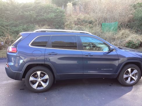 Used 2021 Jeep Cherokee Limited image 2