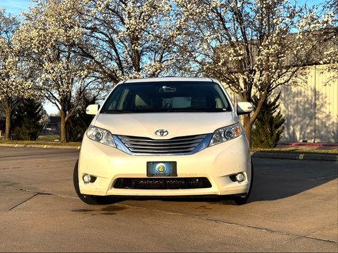 Used 2013 Toyota Sienna Limited w/ Premium Pkg image 2