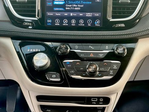 Used 2018 Chrysler Pacifica Limited w/ Tire & Wheel Group FWD image 14