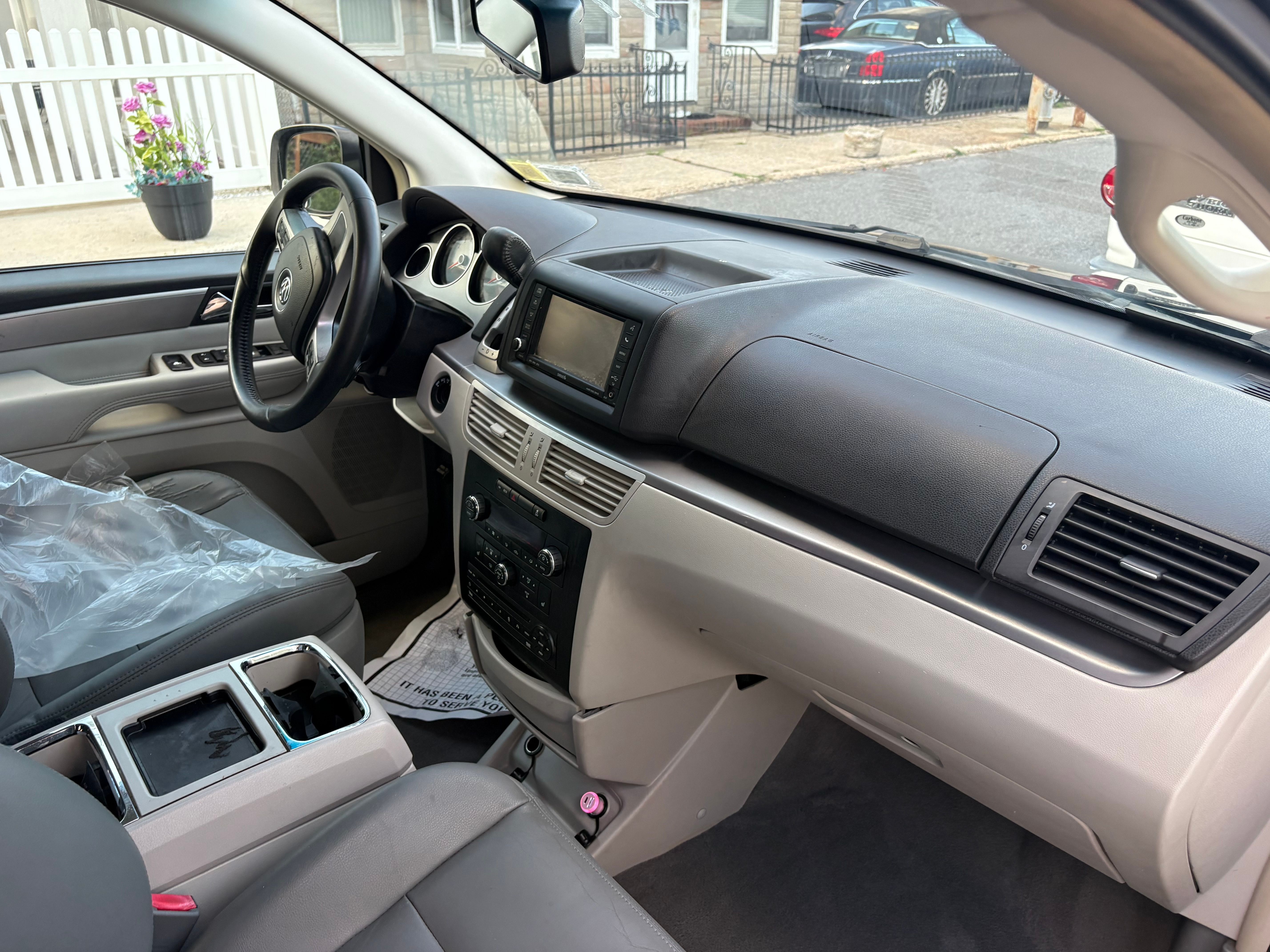 Used 2011 Volkswagen Routan SEL FWD image 8