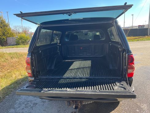 Used 2006 Chevrolet Silverado 2500 LT w/ Heavy-Duty Power Package image 9
