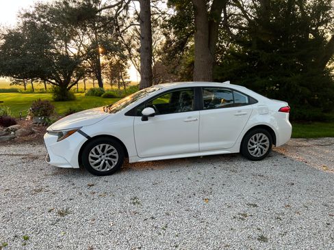 Used 2020 Toyota Corolla LE FWD image 1