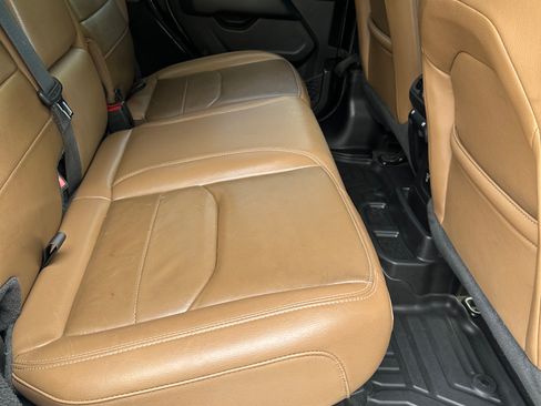 Used 2022 Jeep Wrangler Unlimited Sahara AWD/4WD image 12