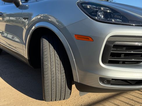 Used 2022 Porsche Cayenne E-Hybrid Sport Utility 4D image 4