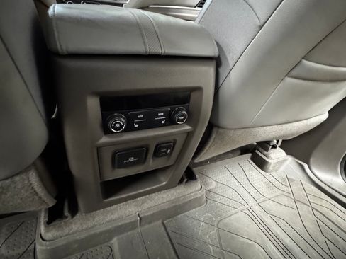 Used 2018 Chevrolet Traverse Premier AWD/4WD image 12