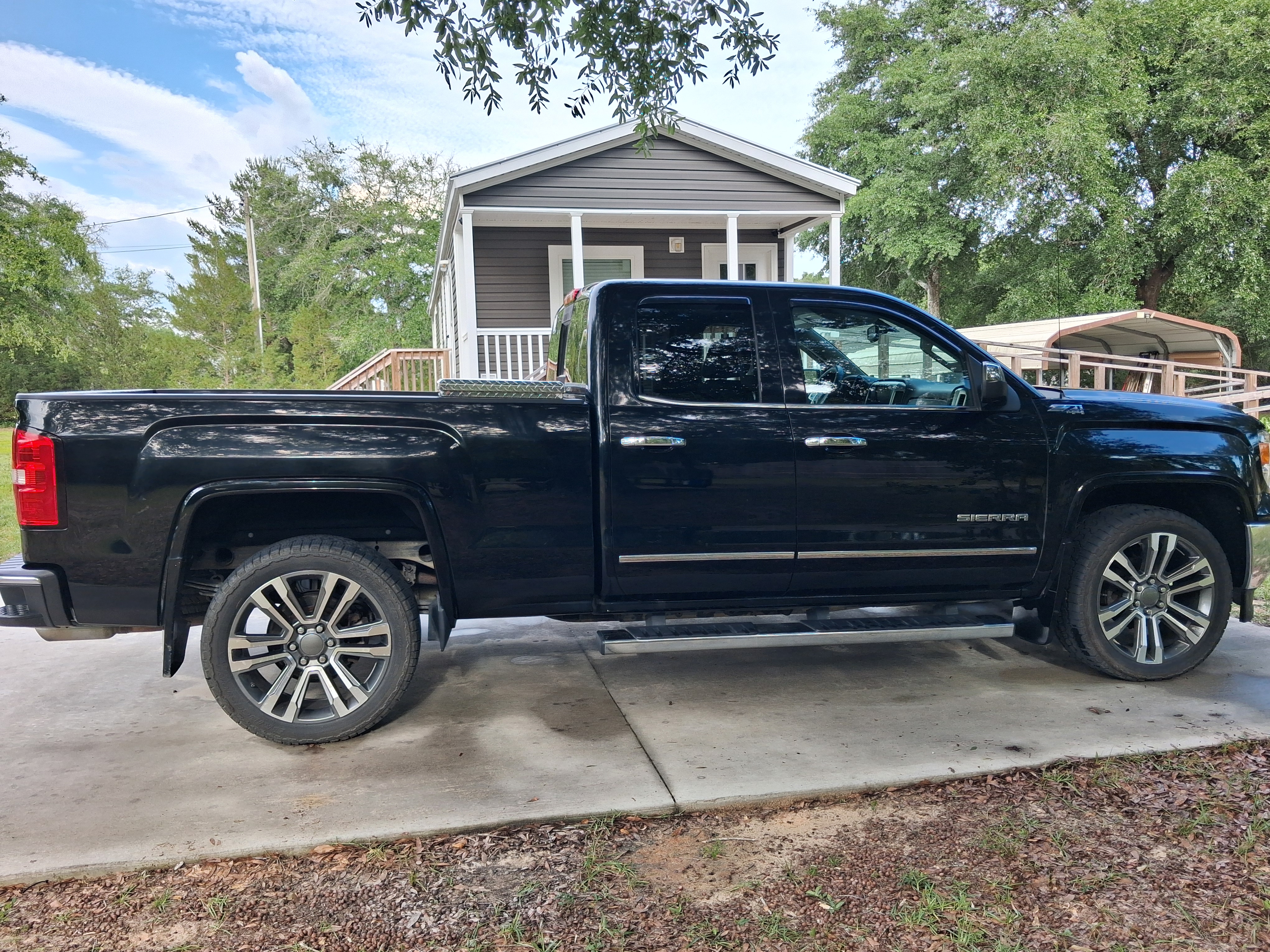 Used 2015 GMC Sierra 1500 SLT w/ SLT Preferred Package AWD/4WD image 18