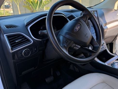 Used 2021 Ford Edge SE w/ Cargo Accessory Package image 11