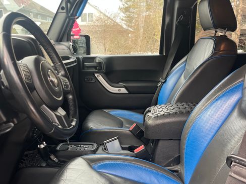 Used 2016 Jeep Wrangler Unlimited Sahara w/ Connectivity Group image 8