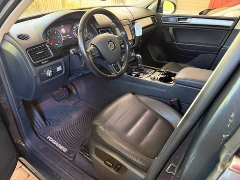 Used 2016 Volkswagen Touareg Sport image 11