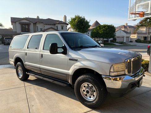 Used 2001 Ford Excursion XLT image 1