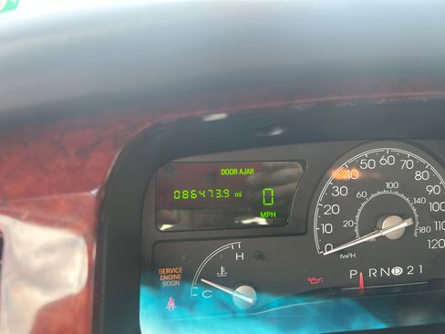 Used 2003 Lincoln Town Car Signature image 9