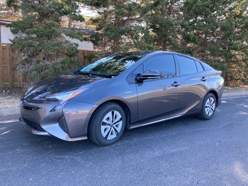Used 2018 Toyota Prius Three image 1