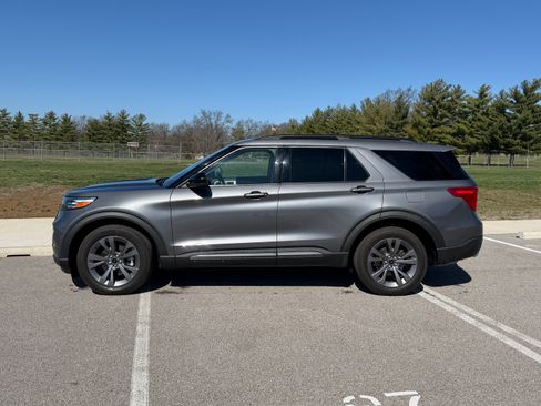 Used 2022 Ford Explorer XLT w/ Equipment Group 202A image 4