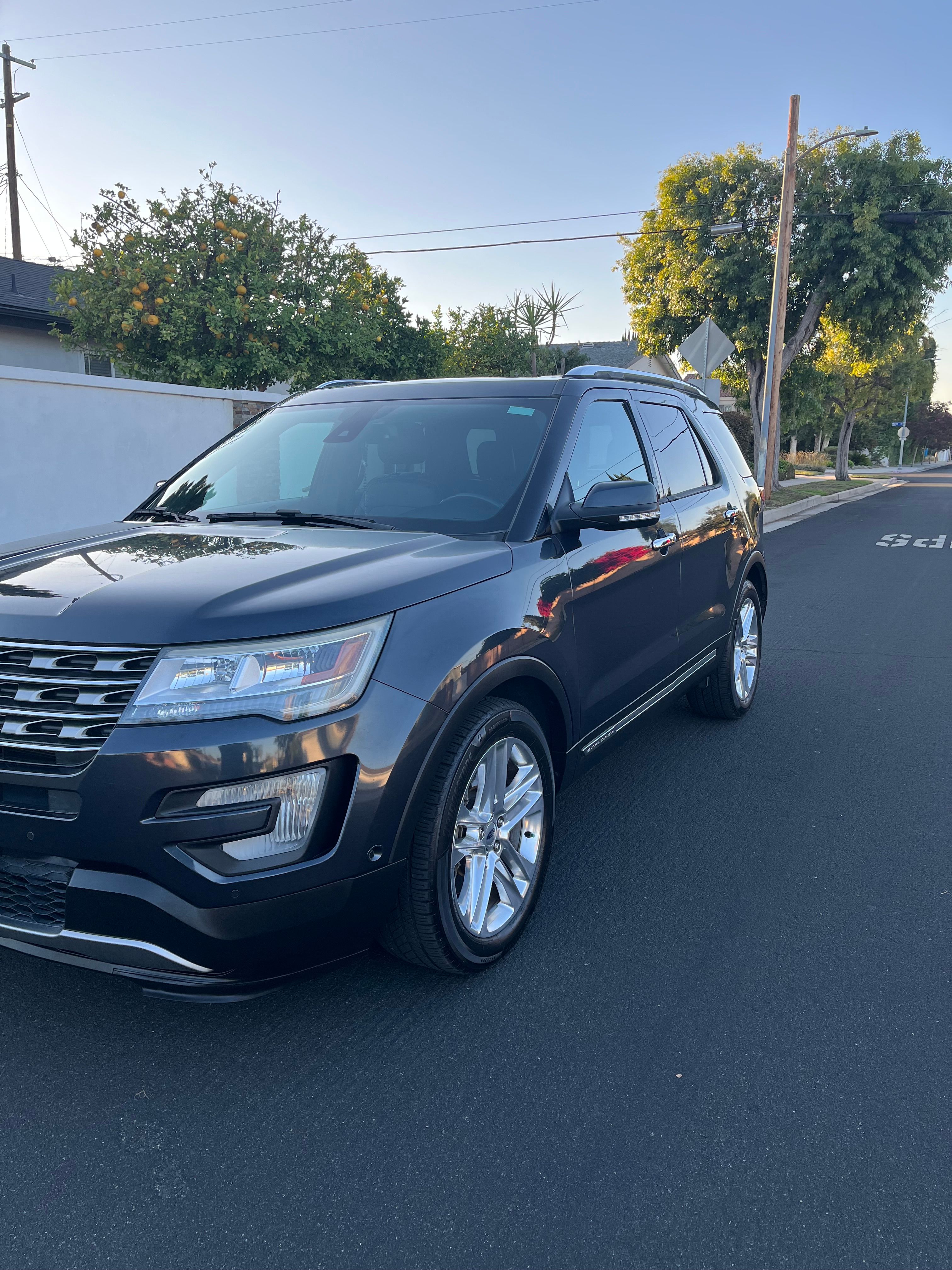 Used 2017 Ford Explorer Limited w/ Equipment Group 301A FWD image 4
