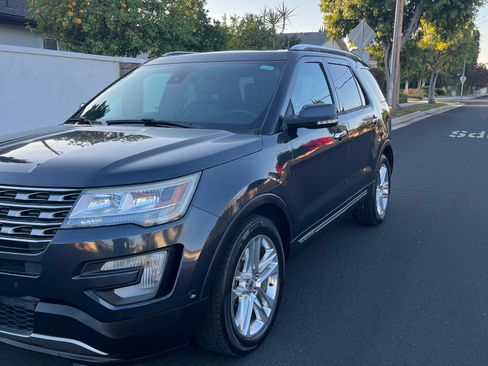 Used 2017 Ford Explorer Limited w/ Equipment Group 301A FWD image 4