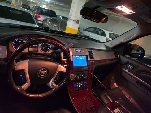 Used 2013 Cadillac Escalade Luxury image 8