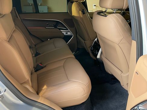 Used 2025 Land Rover Range Rover SE image 10