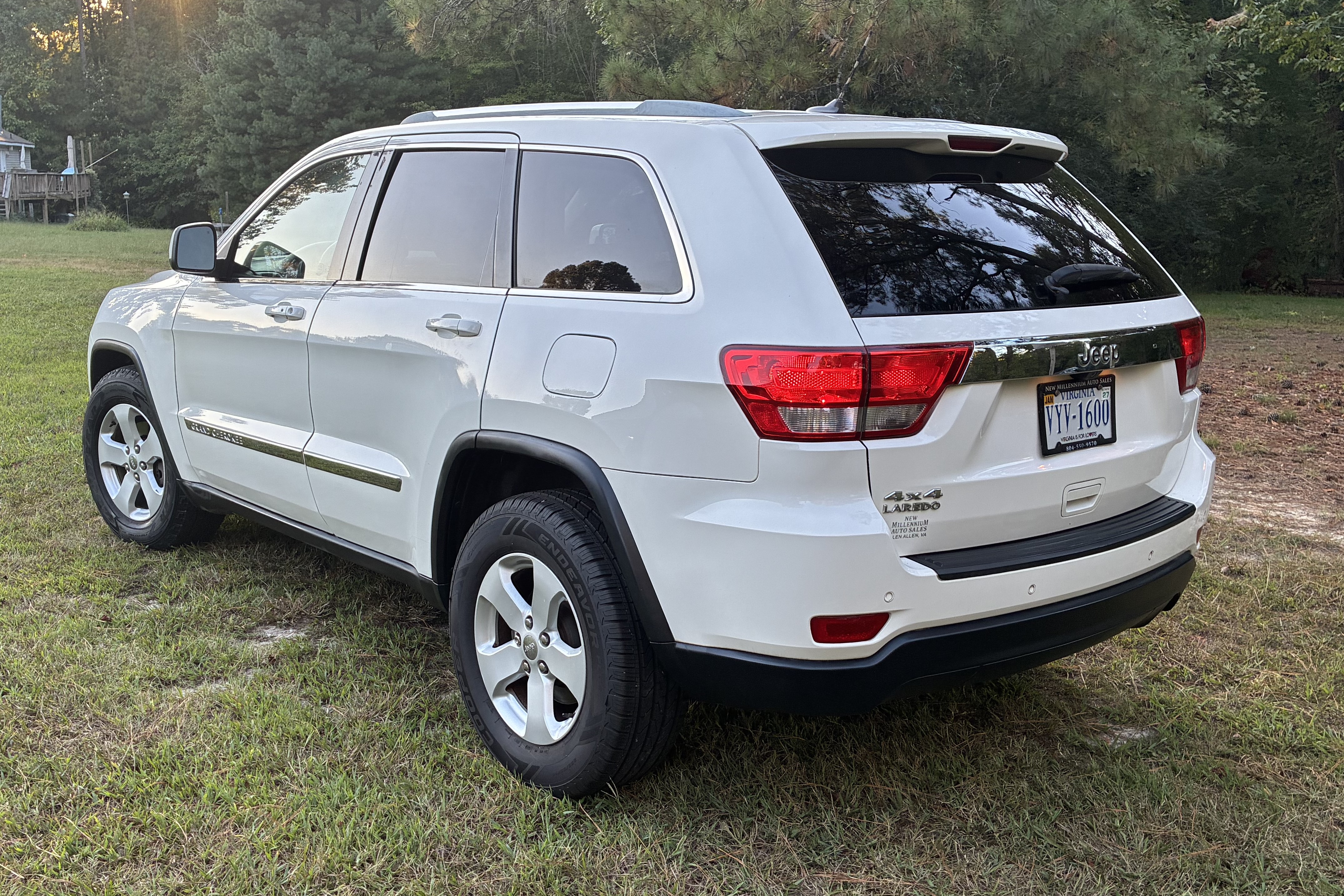 Used 2011 Jeep Grand Cherokee Laredo AWD/4WD image 4