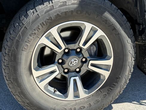 Used 2018 Toyota Tacoma TRD Sport w/ Technology Package image 24