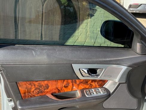 Used 2015 Jaguar XF Premium image 8