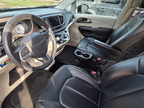 Used 2020 Chrysler Voyager Lxi image 2