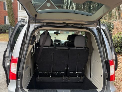 Used 2015 Chrysler Town & Country Touring image 8